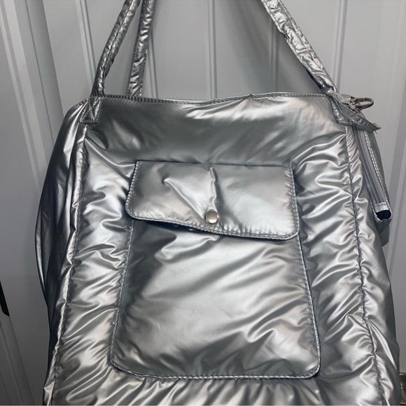 ULTIMATE SILVER SKIES PUFFER TRAVEL TOTE!! The ideal bag!!!! - Picture 4 of 11